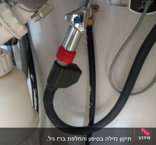צינורות מתחת לכיור עם ברז וכבל חשמלי